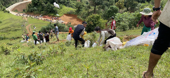 Quảng Nam: Hàng trăm người gùi từng viên gạch lên núi xây trường Tắk Pổ - Ảnh 7.