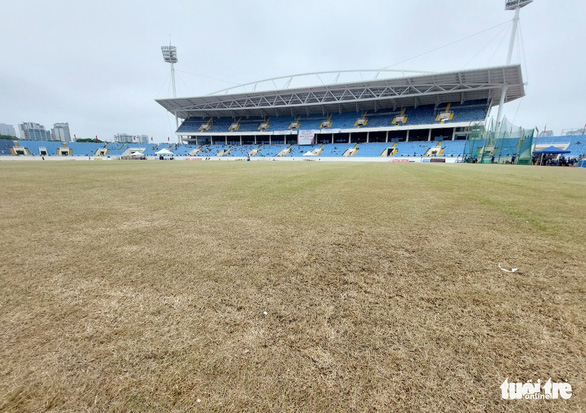 Mặt sân Mỹ Đình bị úa, cỏ chết nhiều trước trận chung kết U23 Việt Nam - U23 Thái Lan - Ảnh 2.