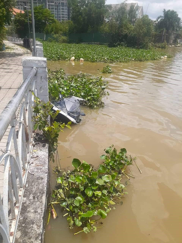 Hai người đi môtô nước tử vong sau khi tông vào sà lan trên sông Sài Gòn - Ảnh 1.