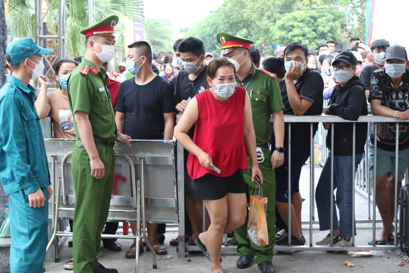 Thức trắng đêm, hàng ngàn CĐV trật tự nhận vé chung kết bóng đá nữ SEA Games 31 - Ảnh 9.