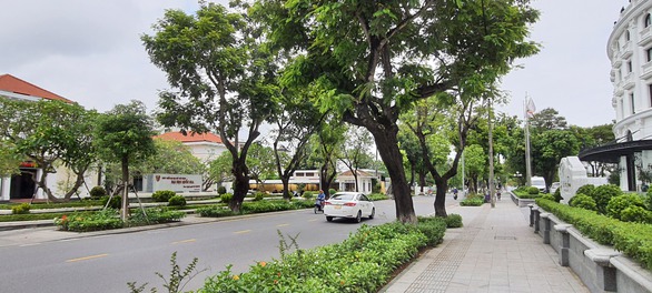 Dỡ bỏ những tường rào ven sông Hương - Ảnh 4. Dỡ bỏ những tường rào ven sông Hương - Ảnh 4.