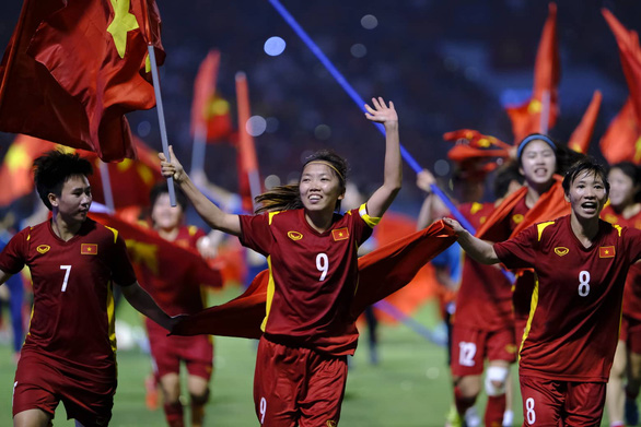 Sovico tặng 1 năm bay không biên giới cho các cầu thủ đội bóng đá nam & nữ vô địch SEA Games - Ảnh 1.