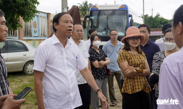 Đường thi công dang dở để lâu không xong, chủ tịch tỉnh ra tận hiện trường đốc thúc - Ảnh 3.