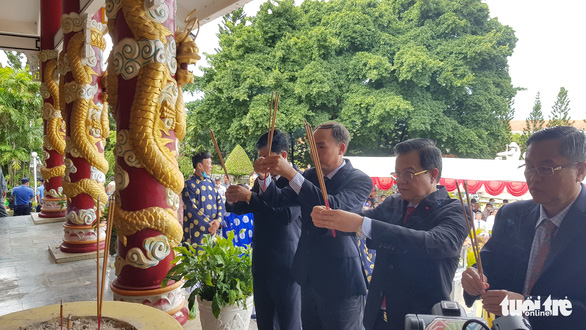 Hàng ngàn người tham dự lễ phục hiện rước tượng Bà từ đỉnh núi xuống chân núi Sam - Ảnh 2.