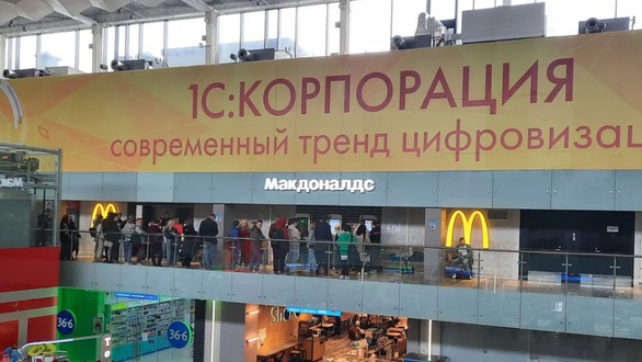 WORLD NEWS May 22: Russians line up at the last McDo stores - Photo 1.