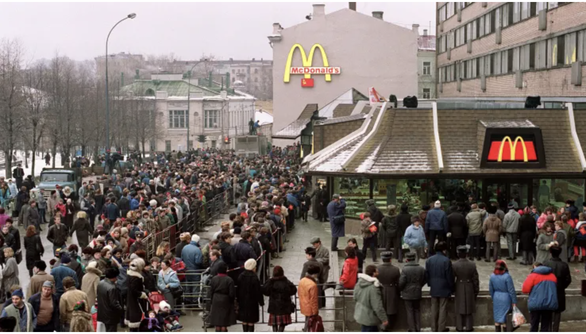 32 năm tình cảm của người Nga dành cho bánh mì kẹp thịt McDonalds - Ảnh 2.