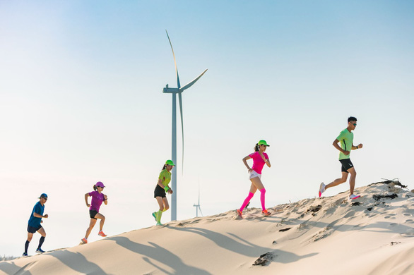 Coteccons Quảng Bình Marathon 2022 chạy xuyên cánh đồng điện gió lớn nhất Việt Nam - Ảnh 2.