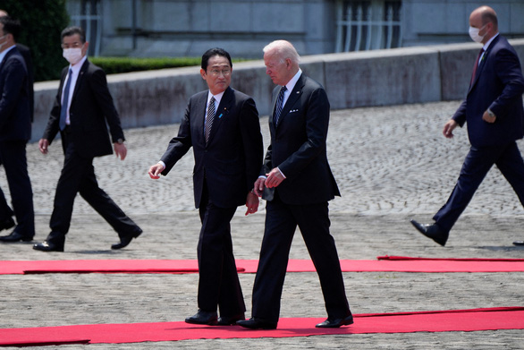 Ông Biden gọi ông Kishida là bạn tốt, cam kết bảo vệ Nhật Bản - Ảnh 2.