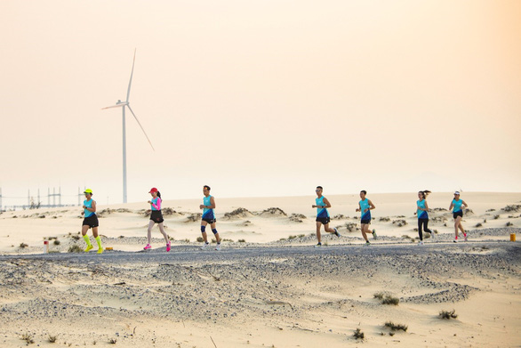 Coteccons Quảng Bình Marathon 2022 chạy xuyên cánh đồng điện gió lớn nhất Việt Nam - Ảnh 3.