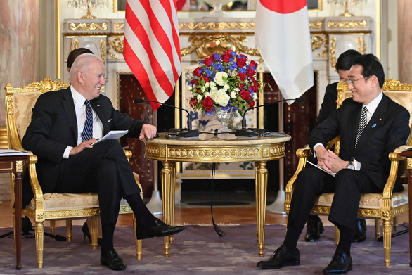 Ông Biden gọi ông Kishida là bạn tốt, cam kết bảo vệ Nhật Bản - Ảnh 1.
