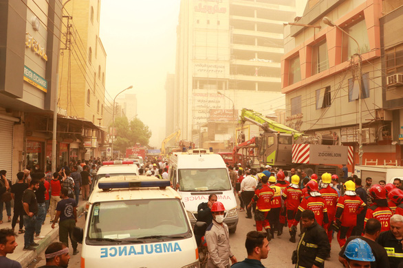 Sập tòa nhà 10 tầng tại Iran, ít nhất 80 người kẹt dưới đống đổ nát - Ảnh 3.
