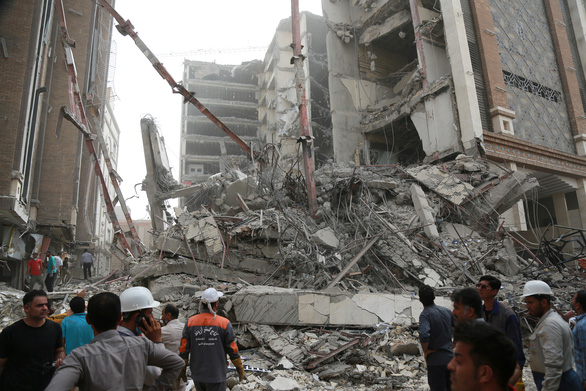 Sập tòa nhà 10 tầng tại Iran, ít nhất 80 người kẹt dưới đống đổ nát - Ảnh 1.