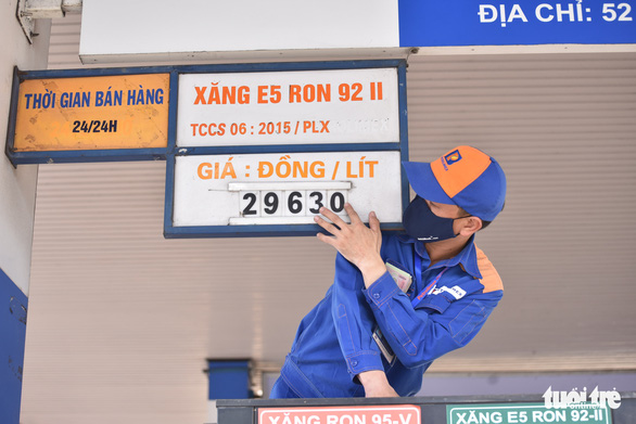 Giá xăng tăng lần thứ 5 liên tiếp, RON95 vượt mốc 30.000 đồng/lít - Ảnh 1.