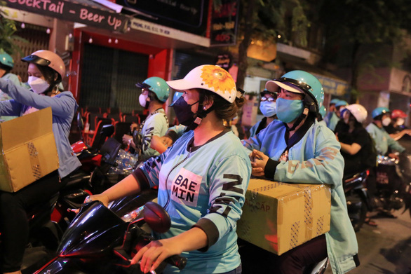 Những phần cháo đêm ấm lòng Sài Gòn của ‘cơn lốc’ xanh mint - Ảnh 3.