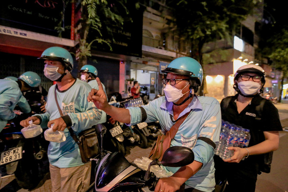 Những phần cháo đêm ấm lòng Sài Gòn của ‘cơn lốc’ xanh mint - Ảnh 4.