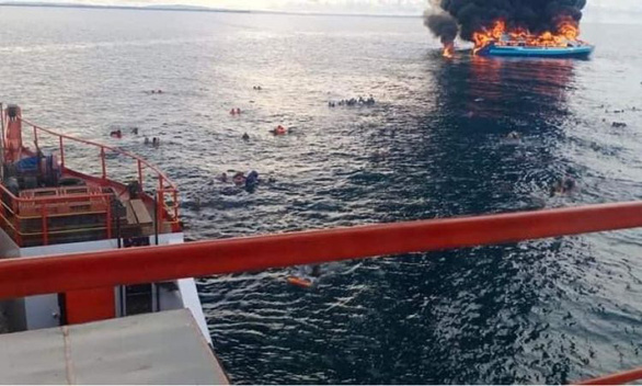 Tàu chở hơn 100 người ở Philippines bốc cháy, ít nhất 7 người chết - Ảnh 2.