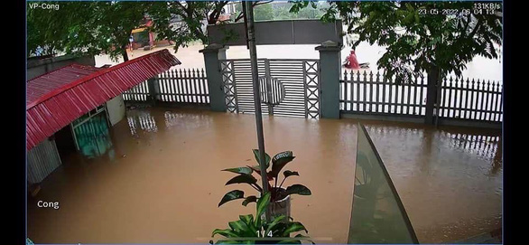 Hà Nội, Vĩnh Phúc ngập sâu, giao thông tê liệt sau cơn mưa lớn - Ảnh 2.