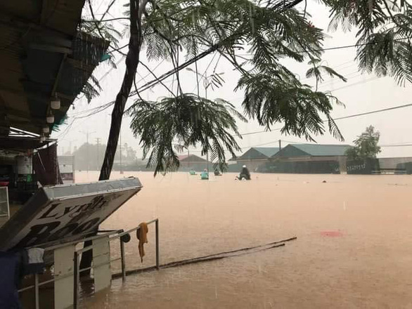 Hà Nội, Vĩnh Phúc ngập sâu, giao thông tê liệt sau cơn mưa lớn - Ảnh 1.