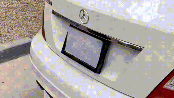 Xe Mercedes-Benz bị trộm lắp tấm lật biển số để qua mắt cảnh sát - Ảnh 1.