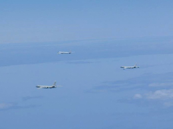 Chinese and Russian planes fly near the meeting of the QUAD group - Photo 1.