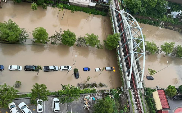 Bắc Ninh, Bắc Giang ngập lênh láng, ôtô chìm trong nước - Ảnh 2.