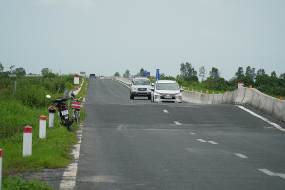 Nhiều người vẫn vô tư đi bộ, chạy xe máy vào cao tốc Lộ Tẻ - Rạch Sỏi - Ảnh 3.