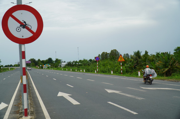 Nhiều người vẫn vô tư đi bộ, chạy xe máy vào cao tốc Lộ Tẻ - Rạch Sỏi - Ảnh 4.