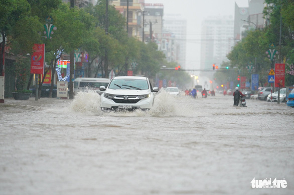 Bắc Ninh, Bắc Giang ngập lênh láng, ôtô chìm trong nước - Ảnh 6.