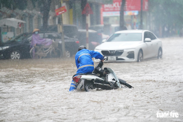 Bắc Ninh, Bắc Giang ngập lênh láng, ôtô chìm trong nước - Ảnh 7.