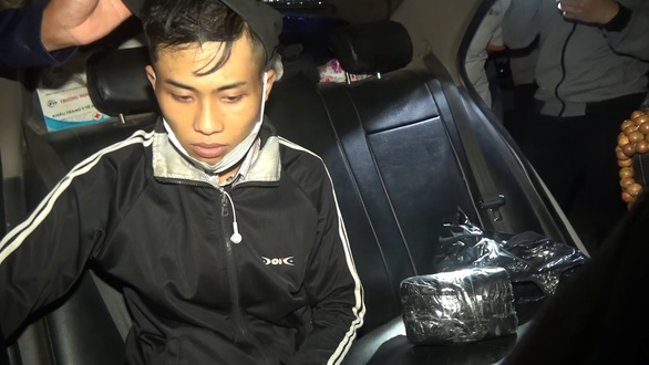 Nửa đêm biên phòng chặn taxi, bắt thanh niên mang 19.000 viên ma túy - Ảnh 1.
