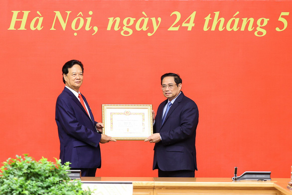 Trao Huy hiệu 55 năm tuổi Đảng cho nguyên Thủ tướng Nguyễn Tấn Dũng - Ảnh 1.