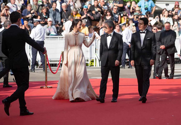 Thang Duy tái xuất quyến rũ trên thảm đỏ Cannes - Ảnh 3.
