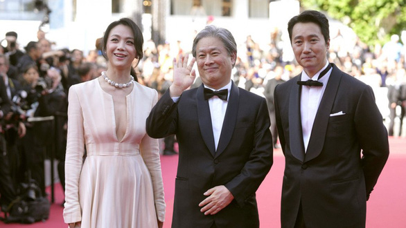 Thang Duy tái xuất quyến rũ trên thảm đỏ Cannes - Ảnh 4.