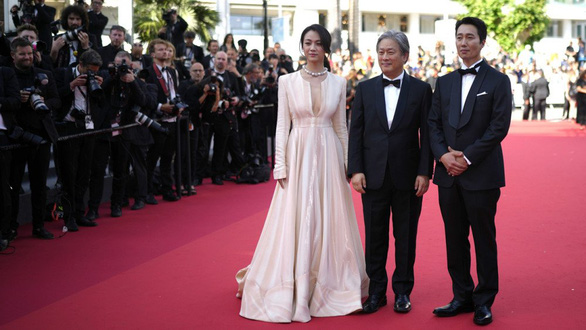 Thang Duy tái xuất quyến rũ trên thảm đỏ Cannes - Ảnh 5.