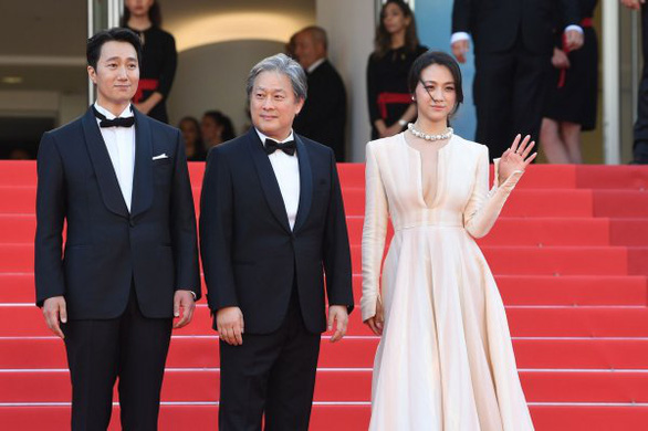 Thang Duy tái xuất quyến rũ trên thảm đỏ Cannes - Ảnh 6.