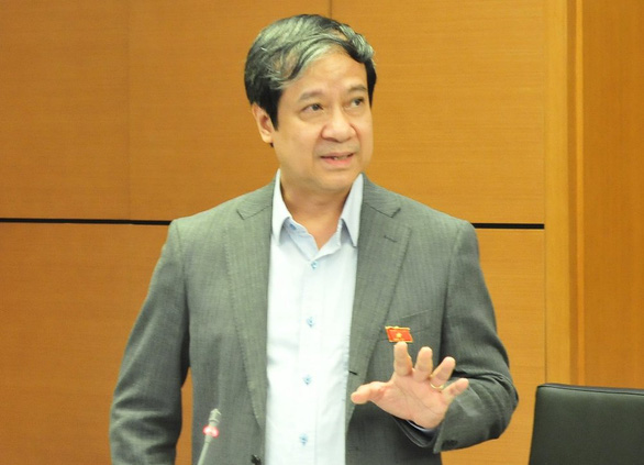Bộ trưởng Bộ GD-ĐT Nguyễn Kim Sơn giải thích việc giá sách giáo khoa mới đắt gấp 2-3 lần - Ảnh 1.