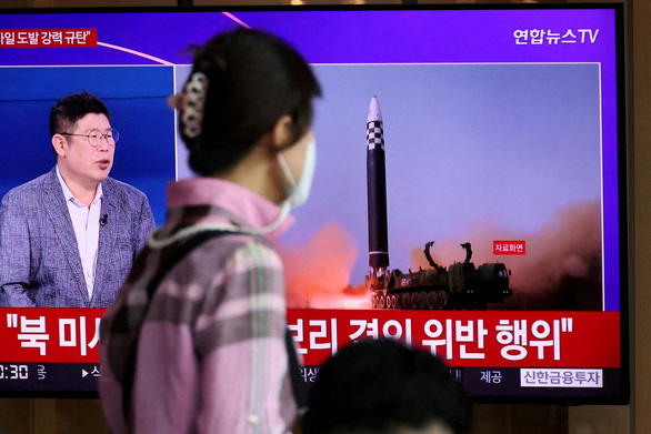Triều Tiên phóng 3 tên lửa, Hàn Quốc dọa răn đe mạnh hơn - Ảnh 1.