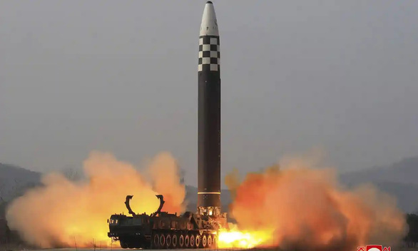 Mỹ, Hàn Quốc phóng tên lửa đáp trả vụ phóng mới nhất của Triều Tiên - Ảnh 1.