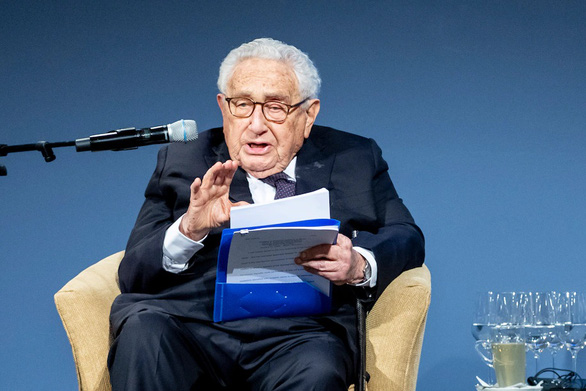 Ukraine gọi ông Kissinger là ‘kẻ hoảng loạn ở Davos’ vì kêu gọi Kiev nhường lãnh thổ cho Nga - Ảnh 1.