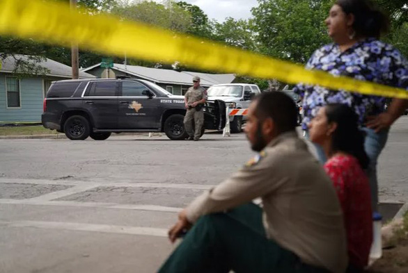 18 học sinh tiểu học bị tay súng 18 tuổi bắn chết tại trường - Ảnh 9.