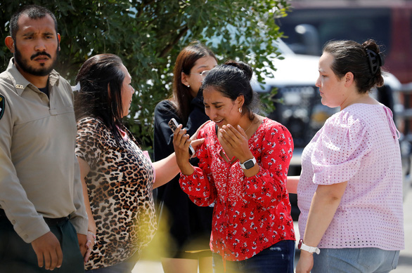 HOT: 14 elementary school students were shot dead at school by an 18-year-old gunman - Photo 1.