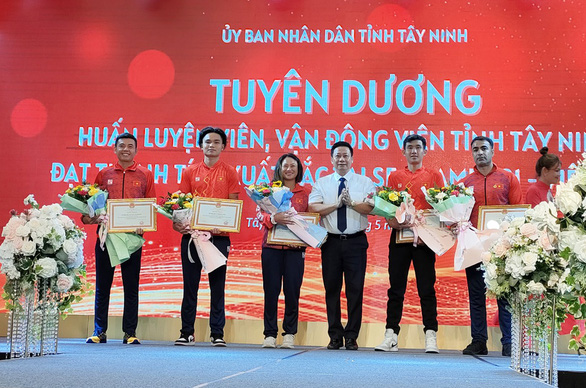 Lý Hoàng Nam được thưởng gần 2 tỉ đồng cho chiếc huy chương vàng SEA Games 31 - Ảnh 2.