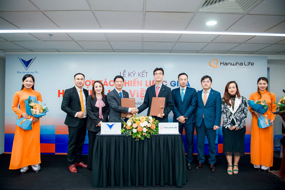 Hanwha Life Việt Nam ký kết thỏa thuận hợp tác với VHP - Ảnh 1.