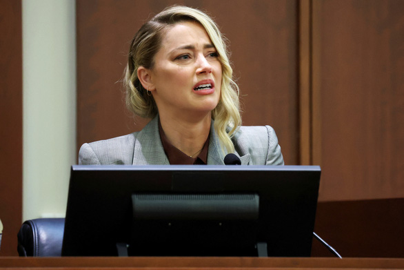 Người đẹp Amber Heard khóc lóc trước tòa vì bị dọa nướng chín con cái - Ảnh 1.
