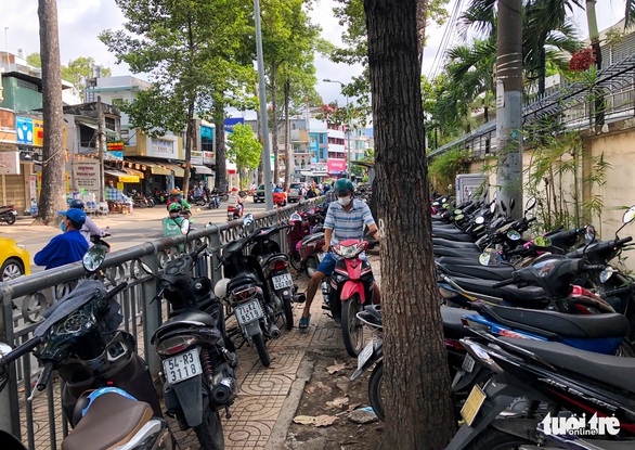 Dẹp bãi xe vỉa hè bệnh viện, được không? - Ảnh 1. Dẹp bãi xe vỉa hè bệnh viện, được không? - Ảnh 1.