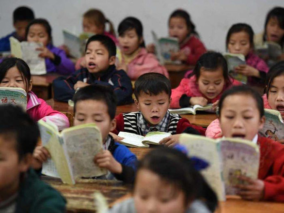 Trung Quốc thu hồi sách giáo khoa tiểu học vì tranh minh họa bị nói khiêu dâm - Ảnh 1.