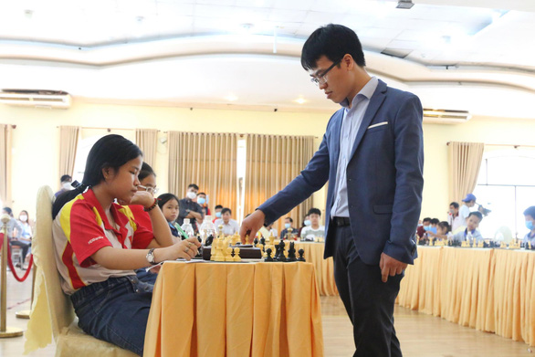 Siêu đại kiện tướng Lê Quang Liêm đấu cùng lúc 20 kỳ thủ trẻ - Ảnh 3.