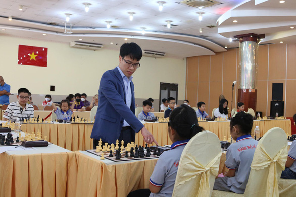 Siêu đại kiện tướng Lê Quang Liêm đấu cùng lúc 20 kỳ thủ trẻ - Ảnh 4.