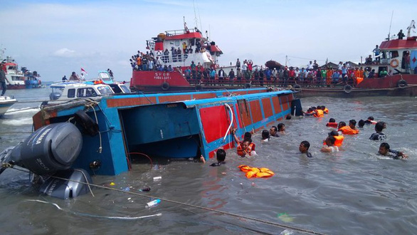 Indonesia: lật tàu chở 43 người, 26 người mất tích - Ảnh 1.