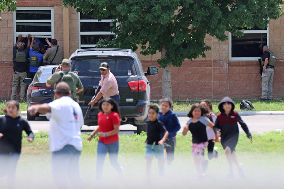 Quan chức Texas thừa nhận sai lầm trong vụ xả súng trường tiểu học - Ảnh 2.
